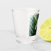 オーバーラップするパームフロンズトロピカルグリーン抽象芸術 ショットグラス (左)