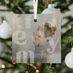 オーバーレイメリータイポグラフィフォトクリスマス ガラスオーナメント<br><div class="desc">この飾クリスマス写真グラスクリスマスキープサケモダンオーナメントと今年の休日のシーズンあなたの家。デザインは透明なメリータイポグラフィで文字を特徴とし、あなたの選択の写真をオーバーレイ。家族の名前とヴィオラを追加する！</div>