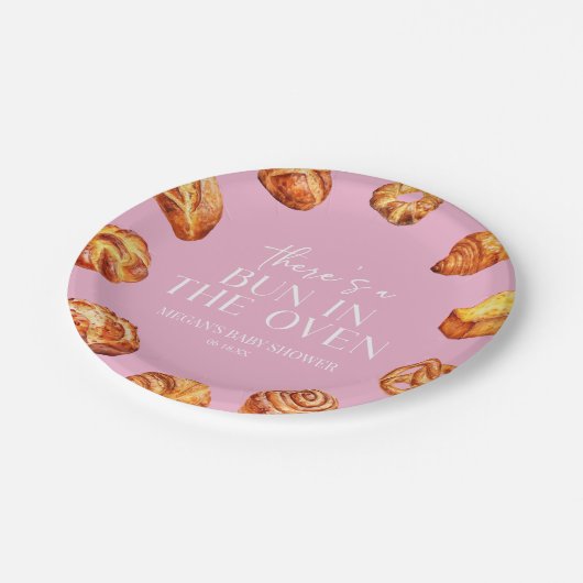 オーブンのパンの赤ちゃんシャワーにパンがある ペーパープレート (アングル)