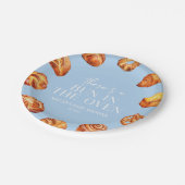 オーブンのパンの赤ちゃんシャワーにパンがある ペーパープレート (アングル)