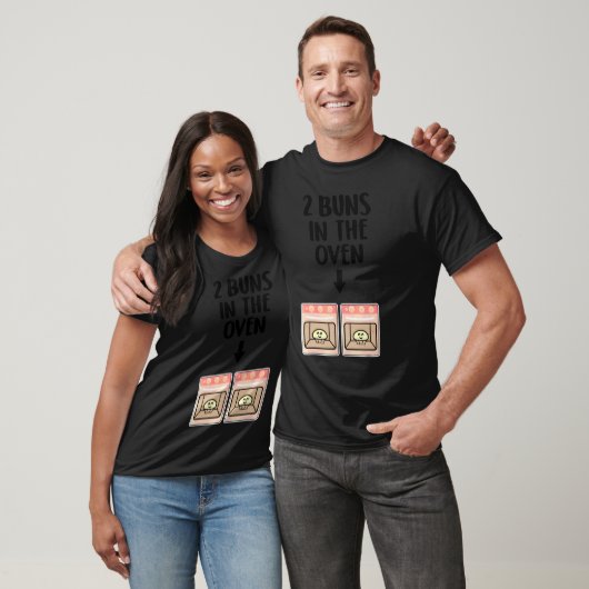 オーブンの双子の妊娠の発表ジェンド Tシャツ (ユニセックス)