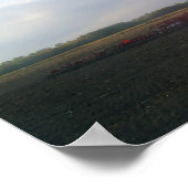 オープンフィールドに置かれた赤いトラクター… ポスター (角)