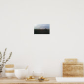 オープンフィールドに置かれた赤いトラクター… ポスター (キッチン)