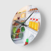 オープン冷蔵庫に食べ物が満載 ラウンド壁時計 (傾斜)