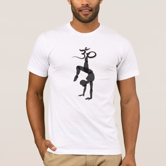 オームのシンボル付きの黒い手の立ちヨガのポーズ Tシャツ (正面)