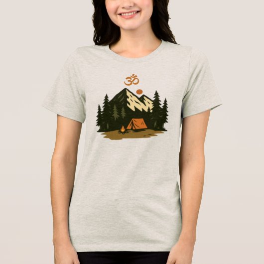 "オーム"シンボルの山のキャンプシーン トライブレンドTシャツ (正面)