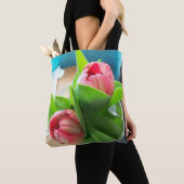 オールオーバープリントのトートバッグに付いている2つのピンクのチューリップ トートバッグ (クローズアップ)