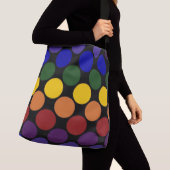 オールオーバープリントはっきりしたレインボー水玉模様オンブラック クロスボディバッグ (クローズアップ)
