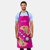 オールオーバープリントエプロンフローラゴルファーのスポーツホットピンク エプロン (着用した状態)