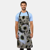 オールオーバープリントエプロン – 白黒デイジー エプロン (着用した状態)