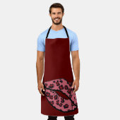 オールオーバーマルーンレプパルドリップキッチンエプロン エプロン (着用した状態)