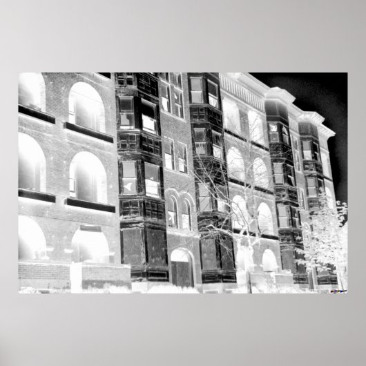 オールドアパートメント建物B/W – ネガティブ ポスター (正面)