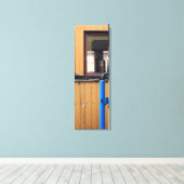 オールドスチームトレインルマストロイエローワゴン12x36 キャンバスプリント (インサイチュ (ウッドフロア))