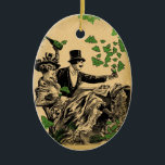 オールドタイムカルーシング セラミックオーナメント<br><div class="desc">緑の蝶のスマタリングとアブサンのボトルとカルーイングのカップルの古いイラストレーション。</div>