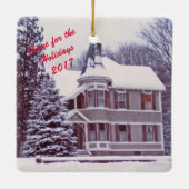 オールドハビクトリアンウス – ホームフォーザホリデーズ セラミックオーナメント (裏面)