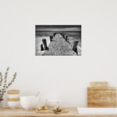 オールドピアの白黒の写真 ポスター (キッチン)