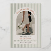 オールドマネースクリプト グリーンストライプ 写真付き結婚式の予定日通知 箔招待状 (正面)