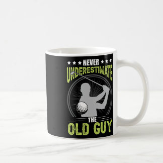 オールドマンゴルフ愛好家のためのNever+Underestimate+The+Old+Guy コーヒーマグカップ