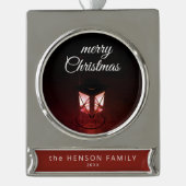 オールドランタンライトメリークリスマススクリプトファミリー シルバープレートバナーオーナメント (正面)