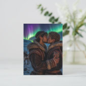 オーロラの下でキスをするゲイの男性たち ポストカード (スタンド正面)
