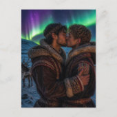オーロラの下でキスをするゲイの男性たち ポストカード (正面)