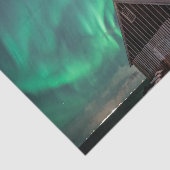 オーロラボレアリススカイの下の完璧な茶色の納屋 薄葉紙 (詳細)