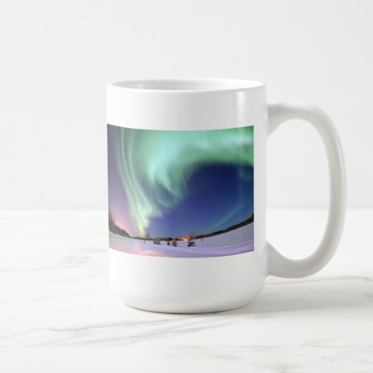 オーロラBorealis - bear湖、アラスカ コーヒーマグカップ (右)