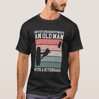 カイトボードを持つお年寄りを甘く見るな Tシャツ
