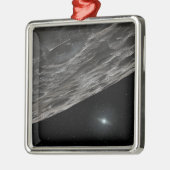 カイパーベルト物体に対する芸術家の概念 メタルオーナメント (左)