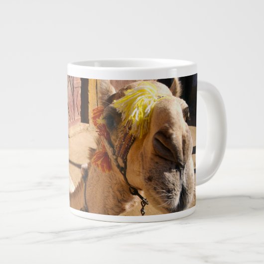 カイロで次に乗る人を待つラクダ ジャンボコーヒーマグカップ (正面右)