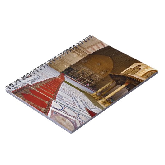 カイロのイスラム教のモスクに通じる祈りの言葉のラグ、 ノートブック (左側)