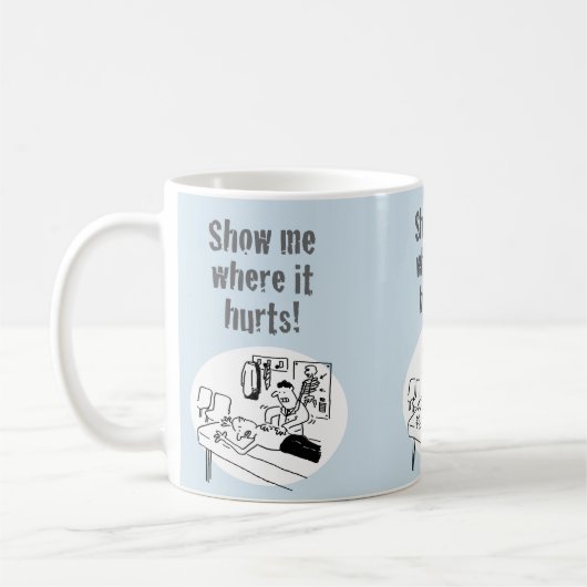 カイロプラクターが患者の漫画を扱っていおもしろいる コーヒーマグカップ (左)