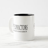カイロプラクターはあなたの背部を持っています ツートーンマグカップ (正面左)