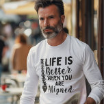 カイロプラクターライフは同僚と連携した場合に向上 Tシャツ<br><div class="desc">賢いスローガンを掲げたよくはしゃぐTシャツ「あなたはアラインした方が人生が良い」と言うカイロプラクターをテーマにしたTシャツで、脊髄健康への情熱を表現。 プロフェッショナルやカイロプラクティックの練習に最適な、プロフェッショナルプライドと同僚と患者の両方が楽しめるユーモアのダッシュを組み合わせた会話開始シャツ。目を引くデザインは、卒業、オフィスお祝い、または単にあなたの他の人への献身が適切なアラインメントを通して最適なウェルネスを達成するために理想的な贈り物を作る表現救済。</div>