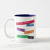 カイロプラクティックの最初マグ ツートーンマグカップ (左)