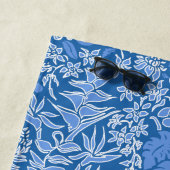 カウアイ島の朝のハワイのプロテアの花柄-青 ビーチタオル (インサイチュ)