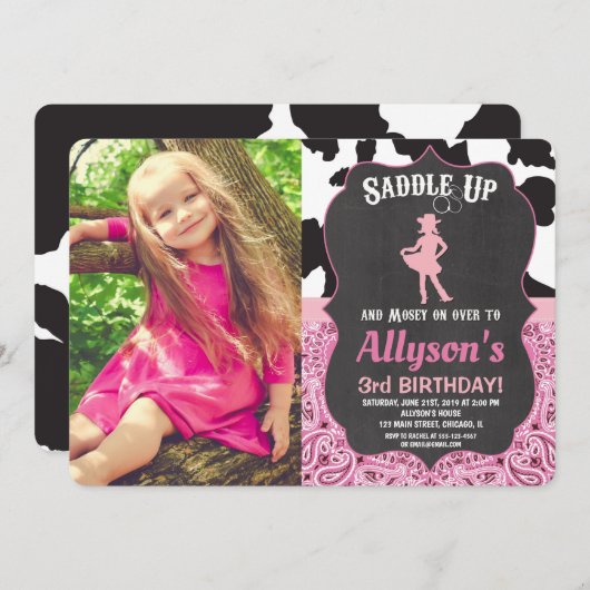カウガールの誕生日バンダナ、牛柄の写真 招待状 (正面/裏面)