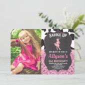 カウガールの誕生日バンダナ、牛柄の写真 招待状 (スタンド正面)