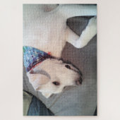 カウチおもしろいアに浮かぶ、かわいい白い子犬 ジグソーパズル (縦)