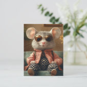 カウチに座ったかわいいネズミ ポストカード (スタンド正面)