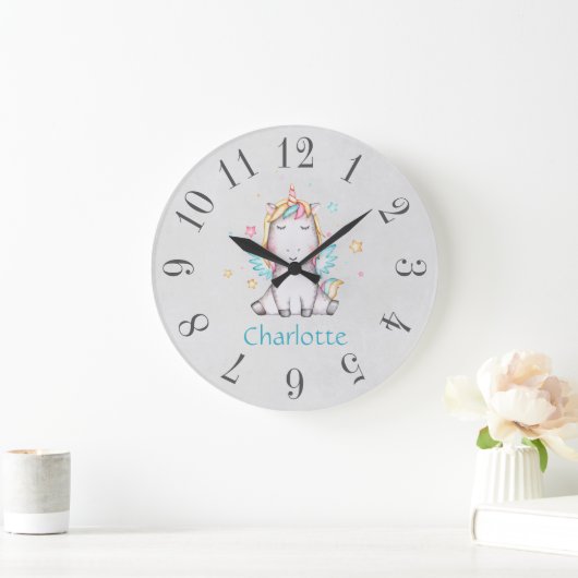 カウトベビーユニコーンソフトグレー&ティール（緑がかった色）パーソナライズされた ラージ壁時計 (ホーム)