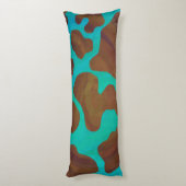 カウブラウンおよびティール（緑がかった色）プリント ボディピロー (裏面 (縦))