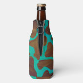 カウブラウンおよびティール（緑がかった色）プリント ボトルクーラー (ボトル裏面)