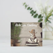 カウボーイおもしろいハット乗用電気掃除機つき猫 ポストカード (スタンド正面)