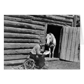 カウボーイおよび手紙を見ている馬