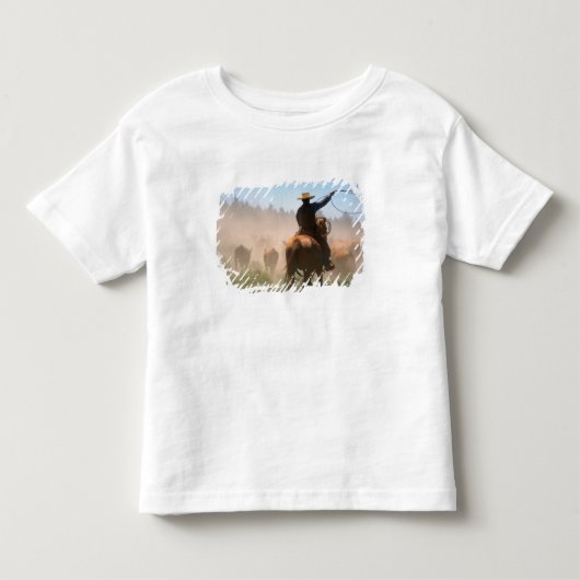 カウボーイが牛の群れと働いている トドラーTシャツ (正面)
