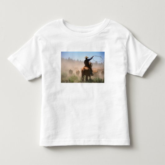カウボーイが牛の群れを働かせている トドラーTシャツ (正面)