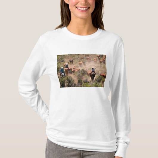 カウボーイとカウガール3人が牛を追う Tシャツ (正面)