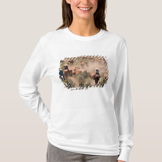 カウボーイとカウガール3人が牛を追う Tシャツ (正面)