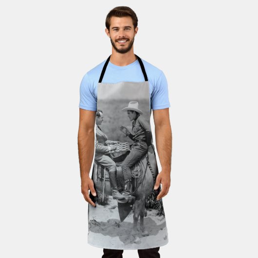 カウボーイとビジネス遊マンの市松模様にバの エプロン (着用した状態)